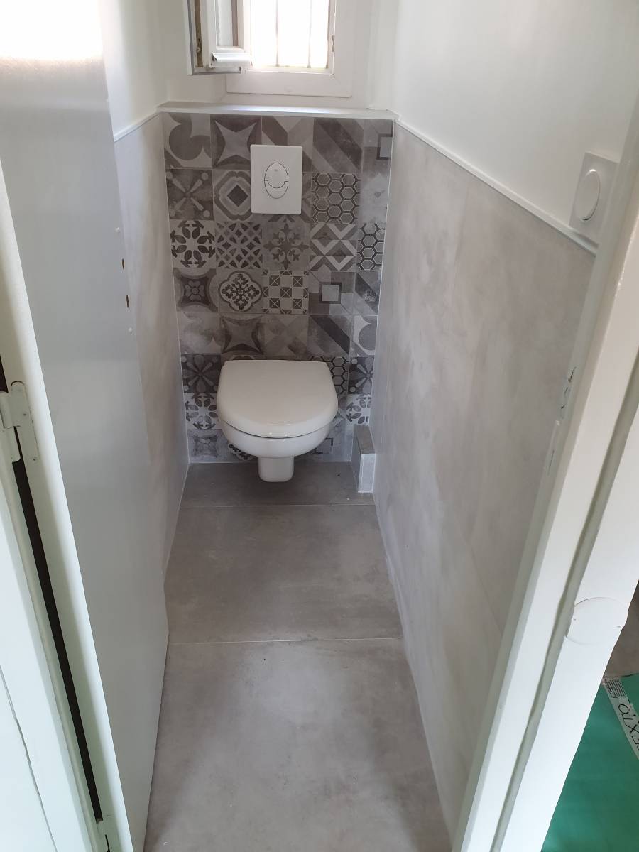 Wc Dans Salle De Bain Interdit Rénovation totale d'un cabinet de toilette : murs sol plafond et pose d'un WC suspendu à Six-Fours dans le Var - AG2BAT CONCEPT