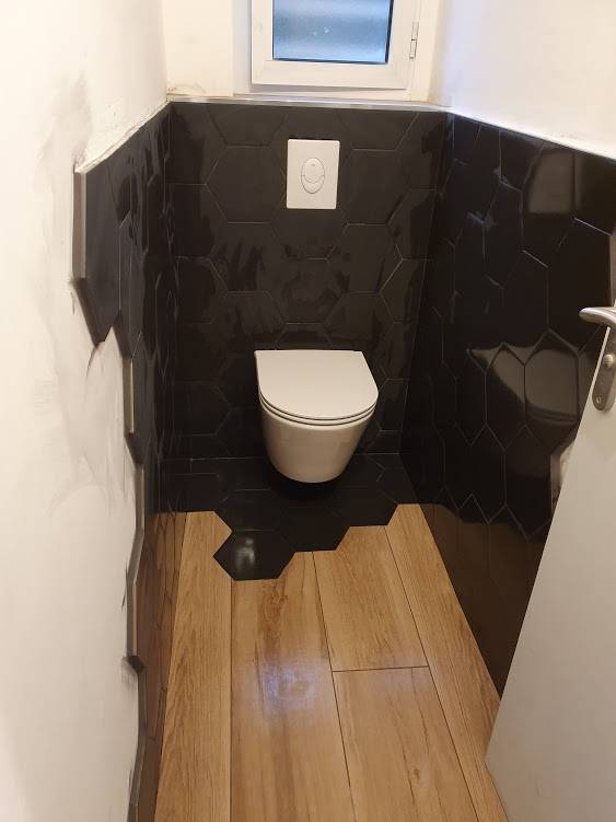 Renovation Complete Et Conception D Un Cabinet De Toilette Tendance Deco Avec Wc Suspendu Et Pose D Un Carrelage Moderne A Toulon Ag2bat Concept