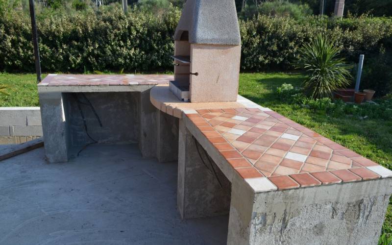 Barbecue autoportant sur structure en béton dans le Var