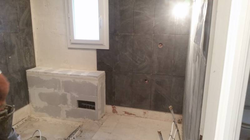 Salle de bain rénovée en salle de douche moderne à Toulon dans le Var