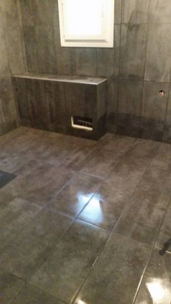 Salle de bain rénovée en salle de douche moderne à Toulon dans le Var