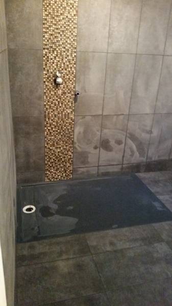 Salle de bain rénovée en salle de douche moderne à Toulon dans le Var