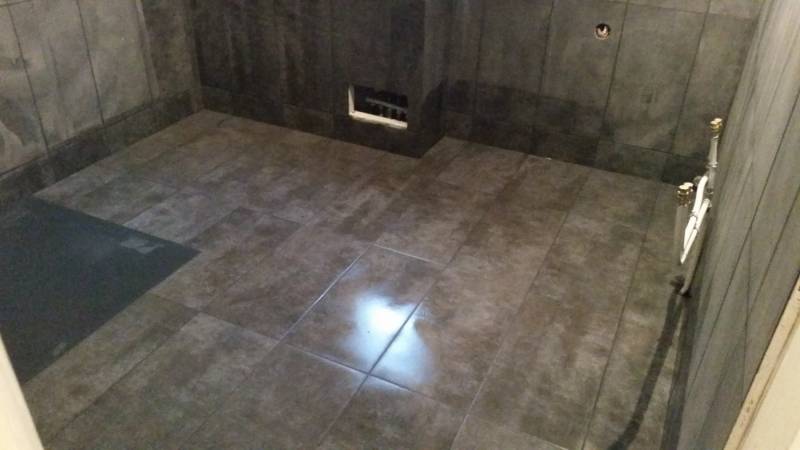 Salle de bain rénovée en salle de douche moderne à Toulon dans le Var