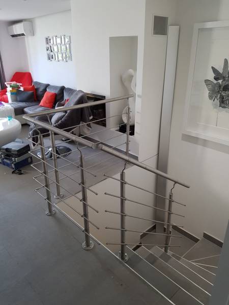 Pose d'une main courante dans un escalier pour la mise en sécurité de celui ci sur la commune de Cogolin