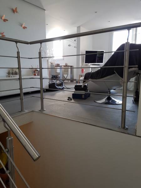 Pose d'une main courante dans un escalier pour la mise en sécurité de celui ci sur la commune de Cogolin