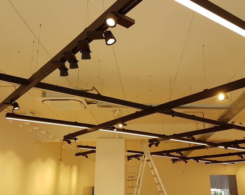 Pose de rails de spots pour magasin à Cogolin