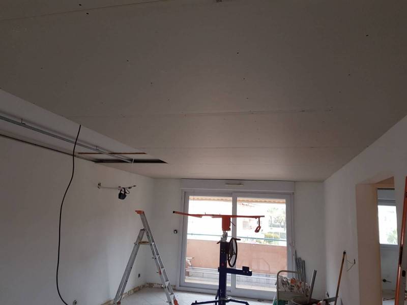 plafond suspendu sur des ossatures métalliques 