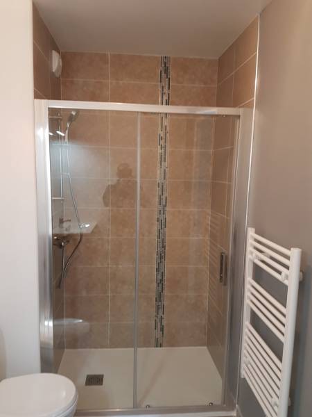 Amélioration d'un espace douche pour optimiser son patrimoine dans un appartement neuf sur Toulon