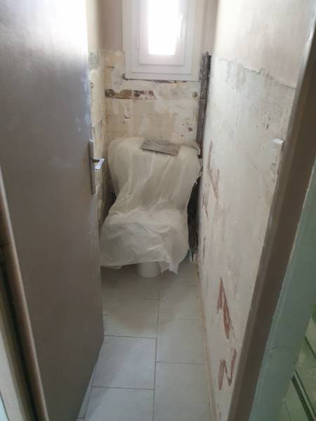 Rénovation des murs et du sol d'un WC à Six-Fours dnas le Var
