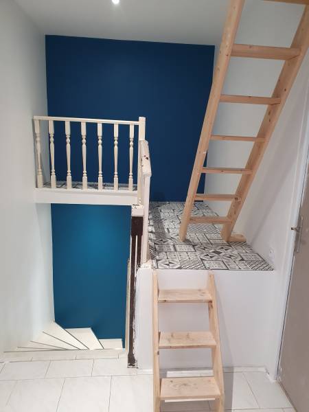 Pose d'une échelle en pin pour palier 