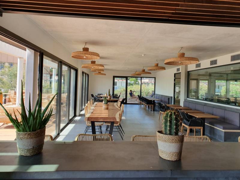 Installation de luminaires pour réfectoire à Hyères