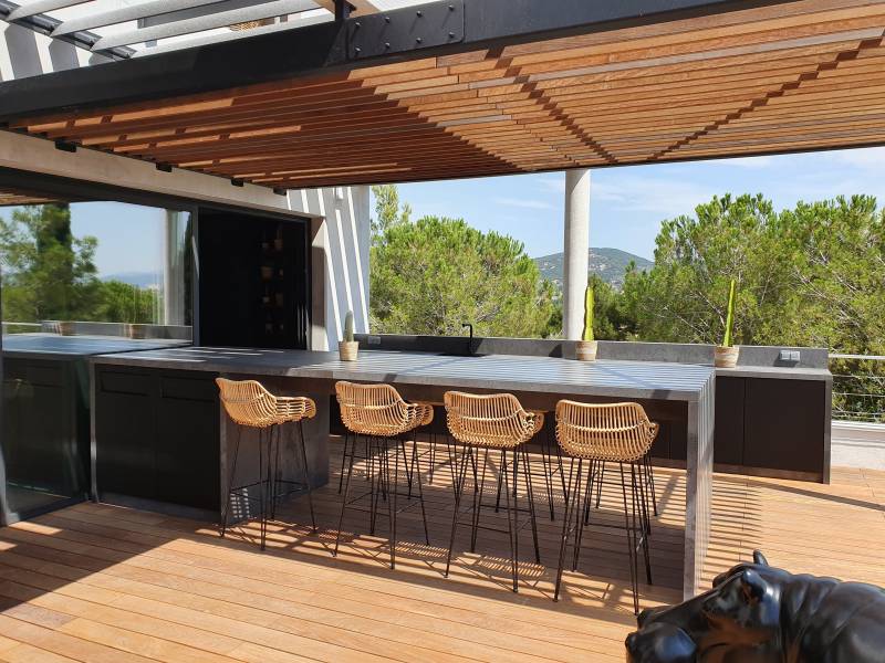 Cuisine d'été avec pergola à Hyères