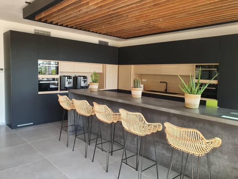 Montage de meubles pour aménager un réfectoire à Hyères Les Palmiers