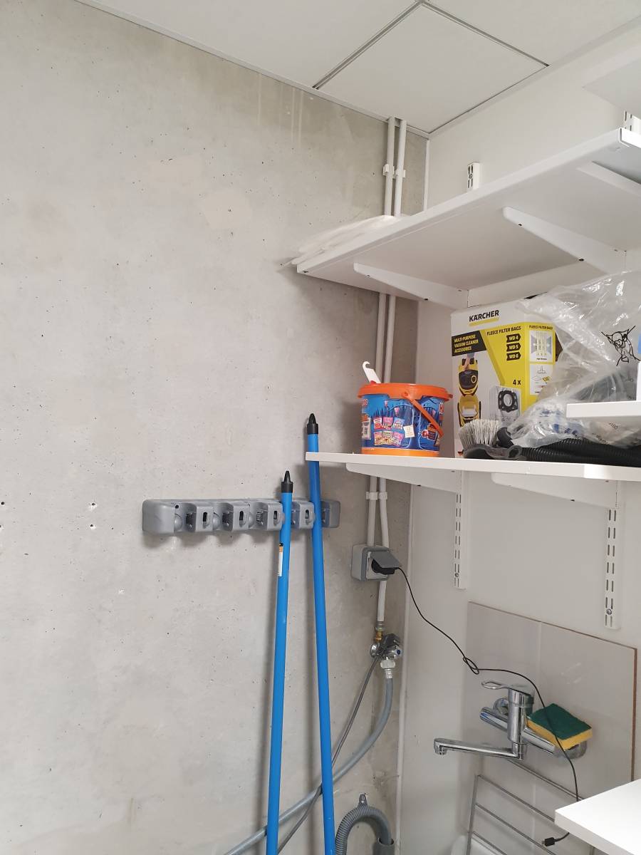 Pose d'étagères pour aménager un local ménage Hyères