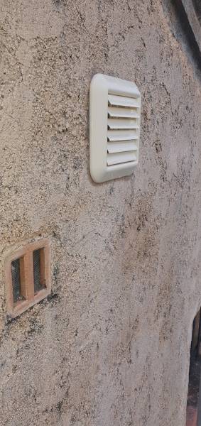 Pose d'une bouche d'aération pour salle de bain à La Londe dans le Var