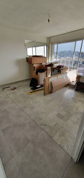 Pose de dalles autocollantes au sol à Saint-Raphaël