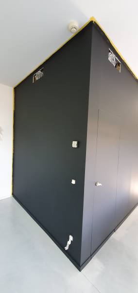 Mise en peinture noire de murs à Ollioules