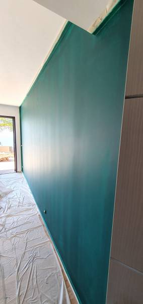 Repeindre un pan de mur en couleur à Hyères