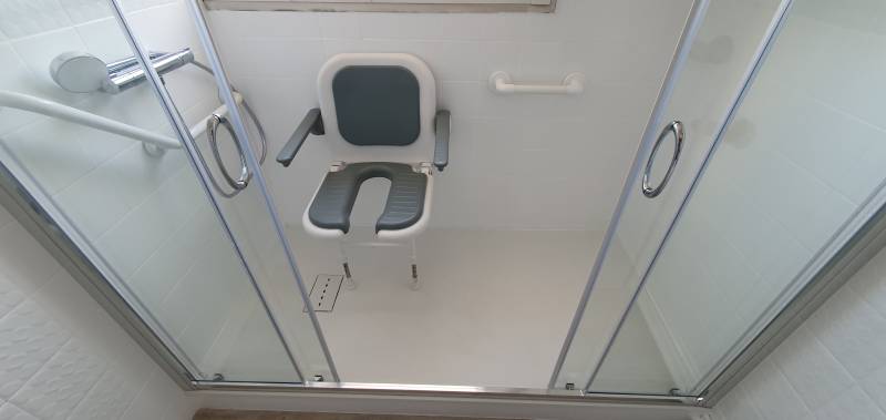 Douche sécurisée équipée pour PMR à La Garde