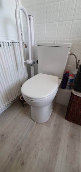 WC PMR avec barre d'appui posé à La Garde