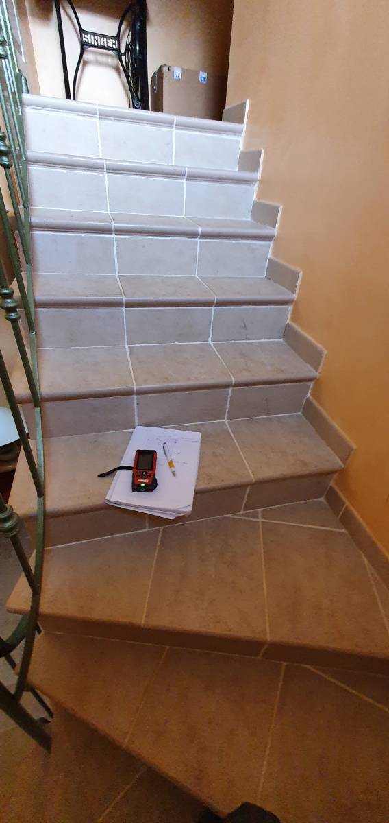 Rénovation et habillage de sol d'escalier à Cavalaire