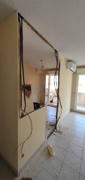 Dépose d'une cloison séparative pour rénover un appartement à Hyères