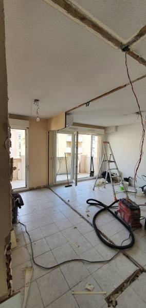 Travaux de rénovation pour créer une cuisine ouverte à Hyères