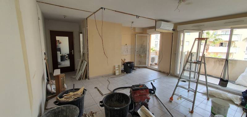 Travaux d'électricité pour déplacer une climatisation à Hyères