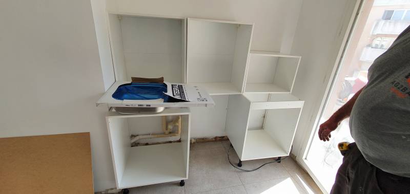 Pose de meubles d'une cuisine pré-montée à Hyères