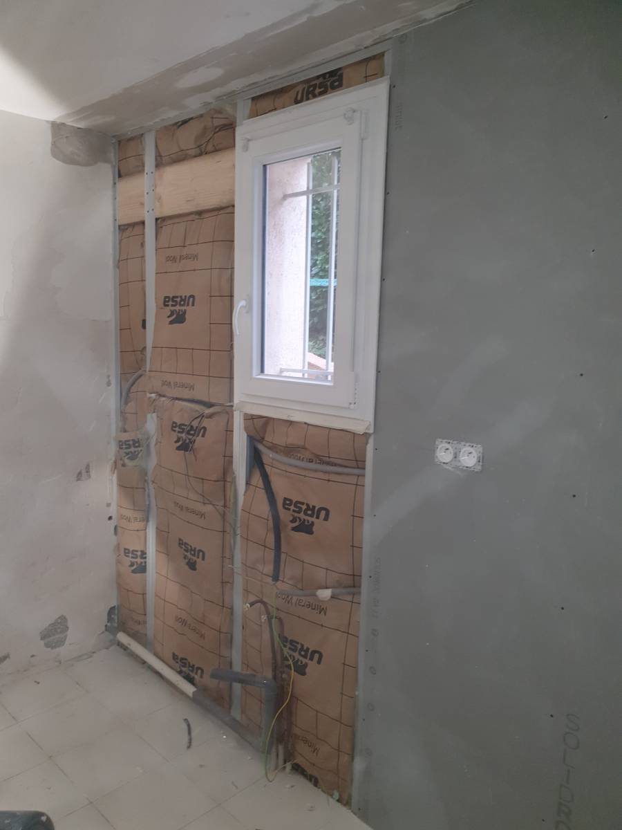 Isoler et doubler les murs d'une cuisine à Solliès-Toucas