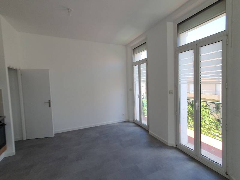 Peindre les murs et plafonds d'un appartement à Hyères