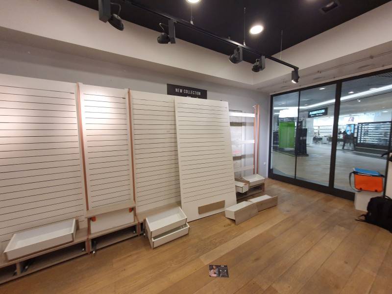 Travaux pour ouverture magasin Adopt Fréjus