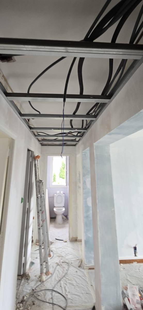 Passage de ca^bles dans faux plafond Hyères