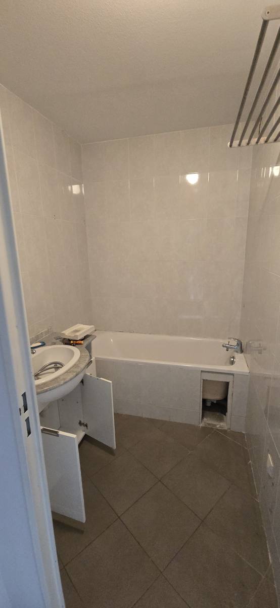 Ancienne salle de bain avant adaptation PMR Hyères