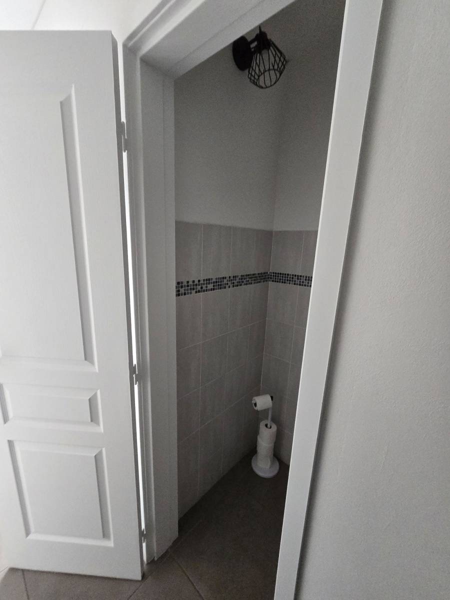 Porte WC ouverture vers l'extérieur La Valette du Var  