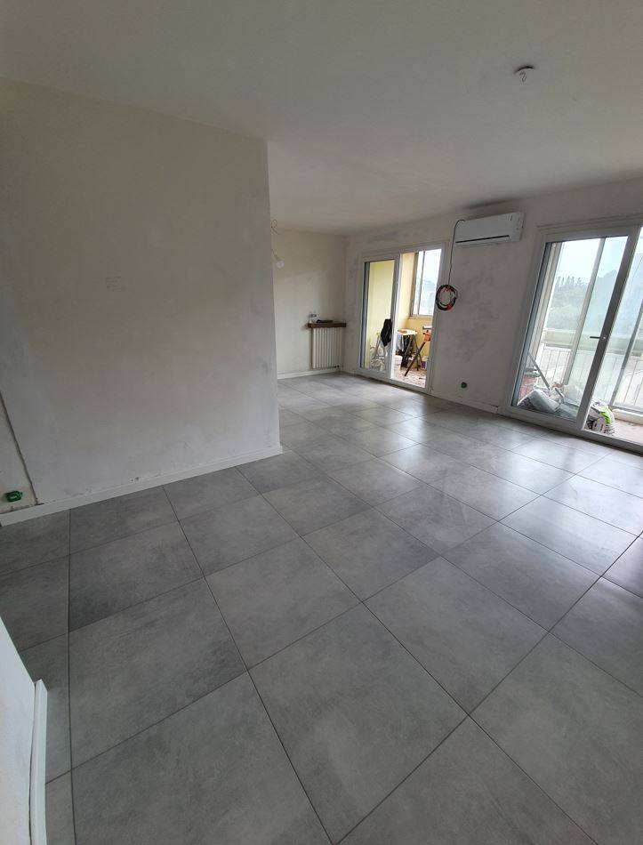 Pose d'un carrelage à gros carreaux gris Toulon