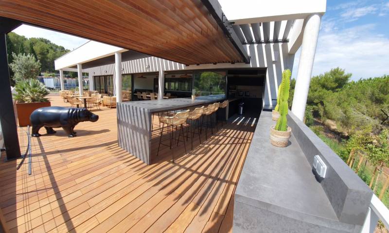 Cuisine extérieure avec table de repas pour aménager une terrasse Hyères