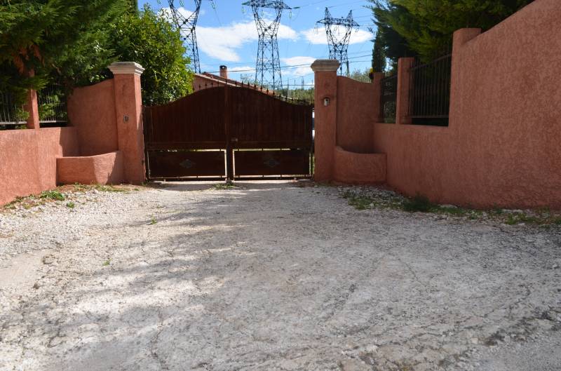 Installation d'un portail pour une villa neuve dans le Var