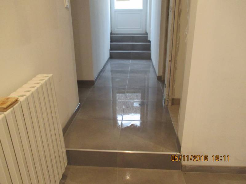 Rénover un sol pose d'un nouveau carrelage gris dans le Var