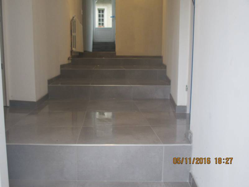 Pose d'un carrelage moderne par entreprise de rénovation à Toulon