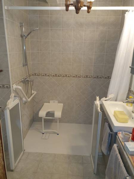 Installation d'une douche sécurisée PMR dans le Var à Toulon