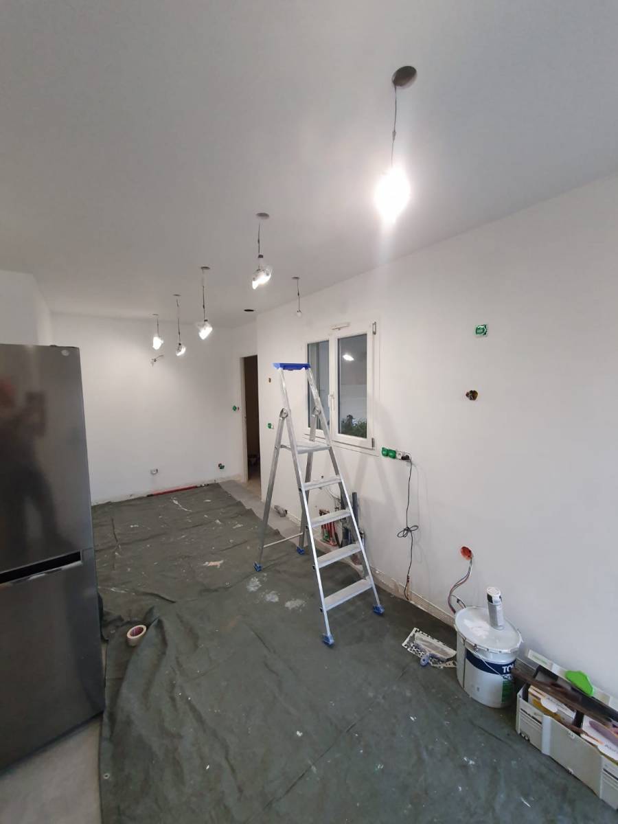 Pose et raccordement de spots électriques dans faux plafond à Cavalaire