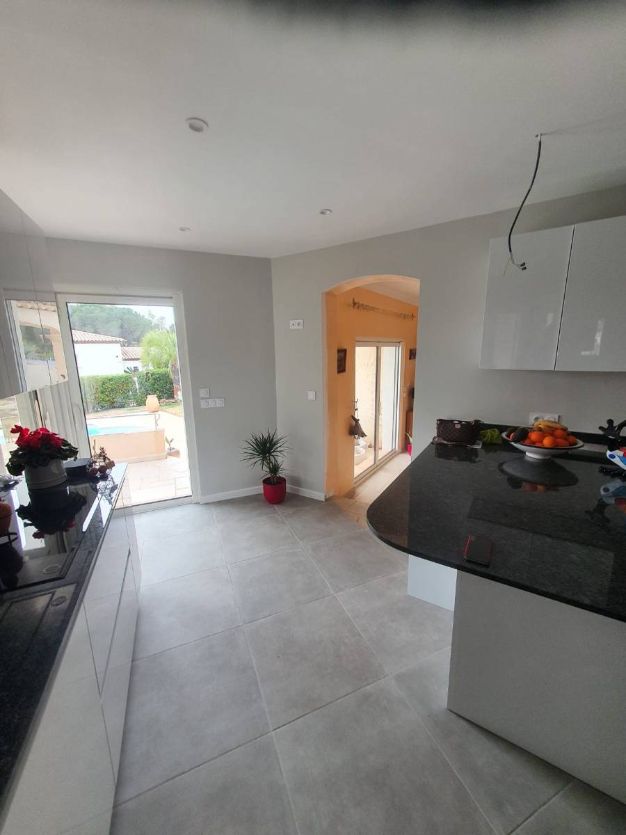 Pose d'un nouveau carrelage pour rénover une maison à Cavalaire