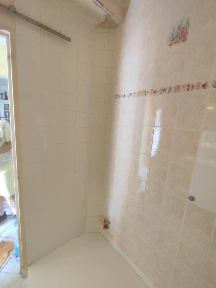 Pose de faïence murale pour créer une douche PMR La Farlède