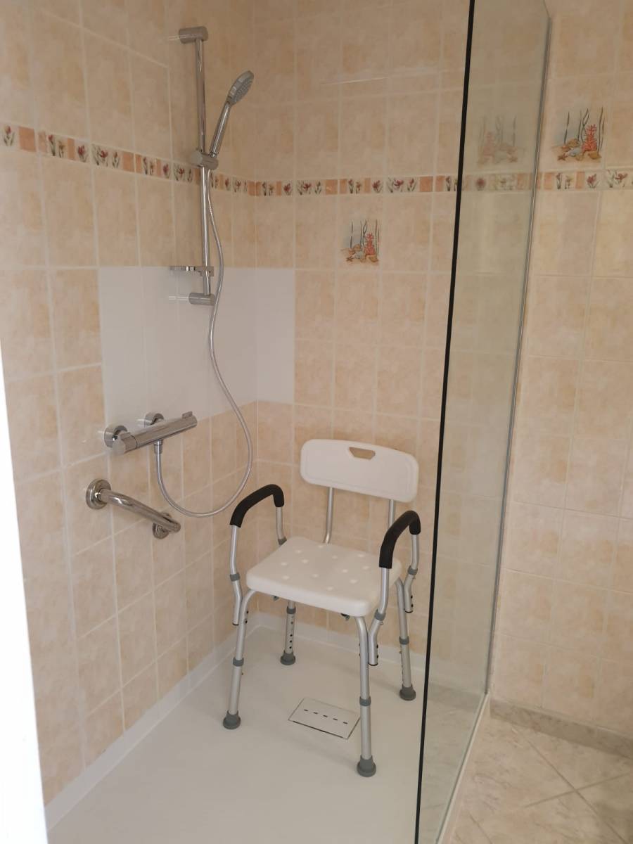 Douche sécurisée PMR créée à La Farlède