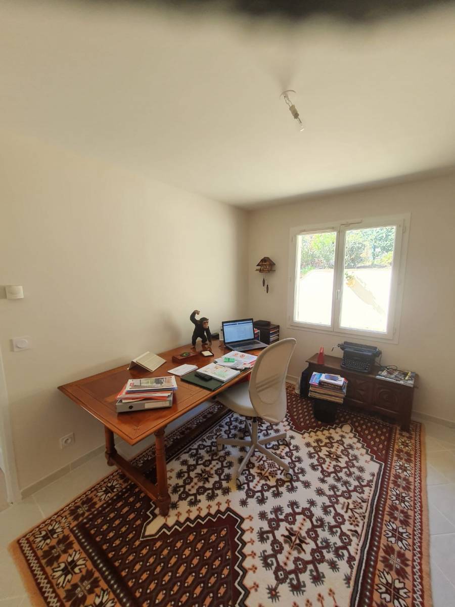 Entreprise de rénovation pour peindre murs et plafond d'une pièce à Cavalaire