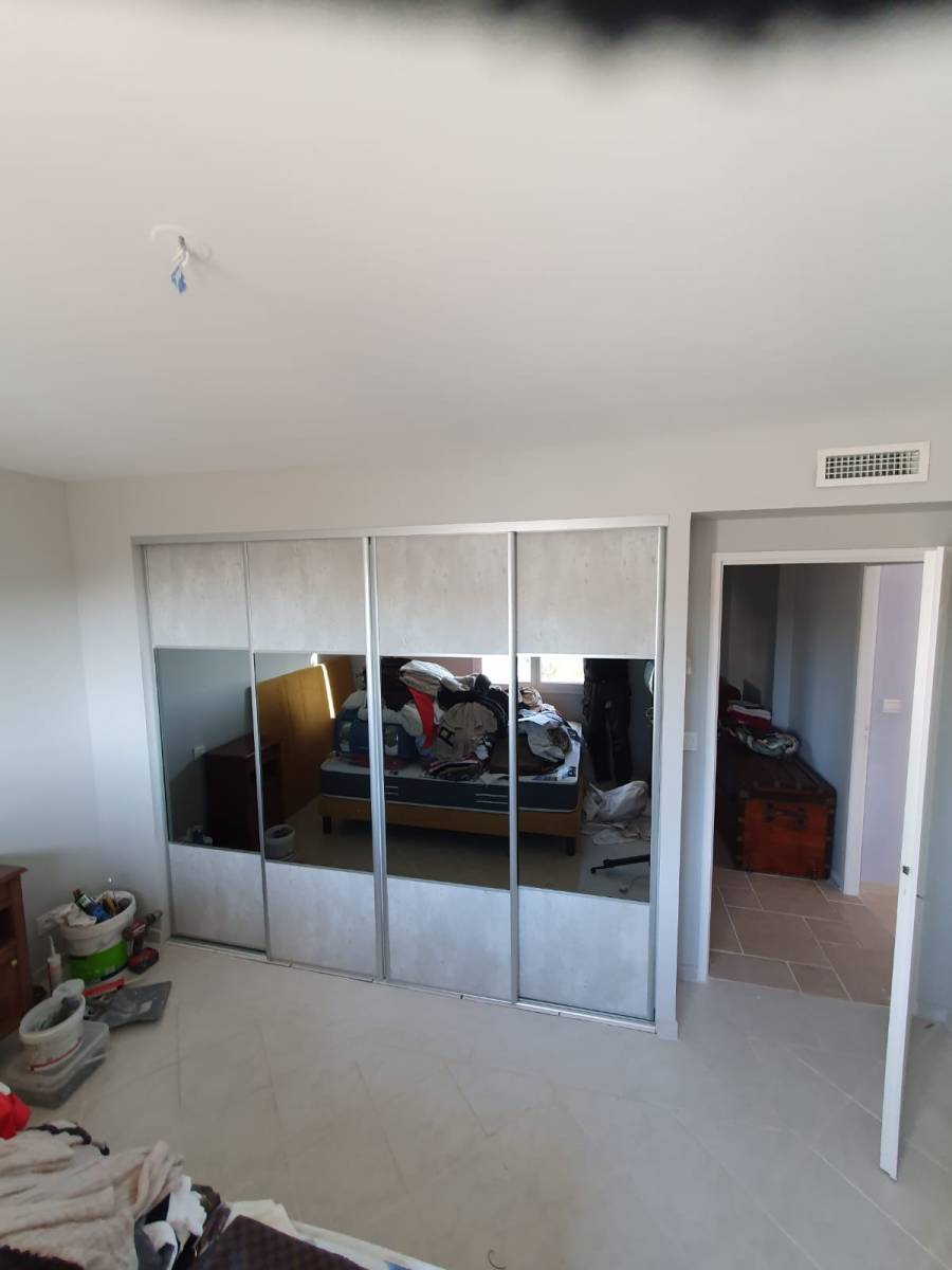 Pose sur mesure d'un placard à portes coulissantes Cavalaire