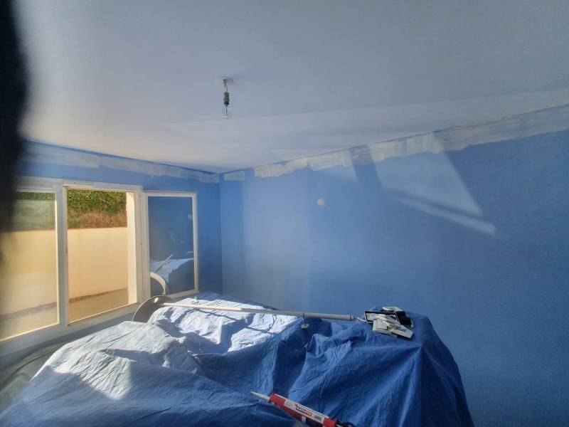 Détapisser et peindre une pièce en rénovation à Cavalire