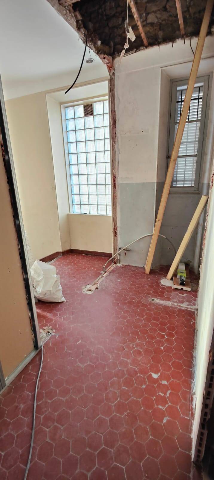 Casser un mur en pavés de verre Hyères