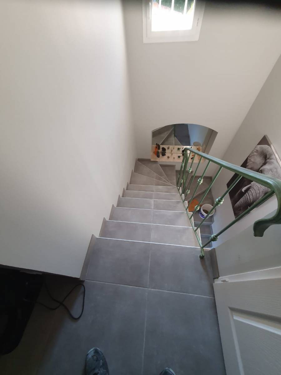 Pose d'un carrelage moderne sur escalier à Cavalaire Var